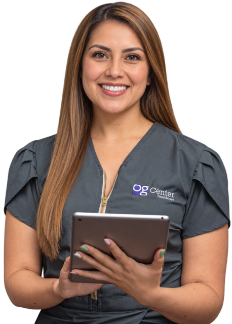 OG Center – modelo sonriente Modelo sonriente con uniforme de OG Center y una tableta.